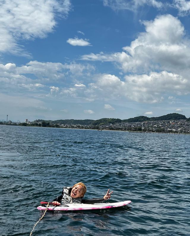 親子でウェイクサーフィン🌊
大阪からお越し頂きました。
初ウェイクサーフィンin Hanasaka surf club はお楽しみ頂だけましたか？
👨流石でした。👧あっという間にボードコントロール👏

次回お待ちしてます。
#hanasakasurfclub #yanmarmarina #wakesurfing #水遊び　#琵琶湖 #ウェイクサーフィン女子 #ウェイクサーフィン好きな人と繋がりたい