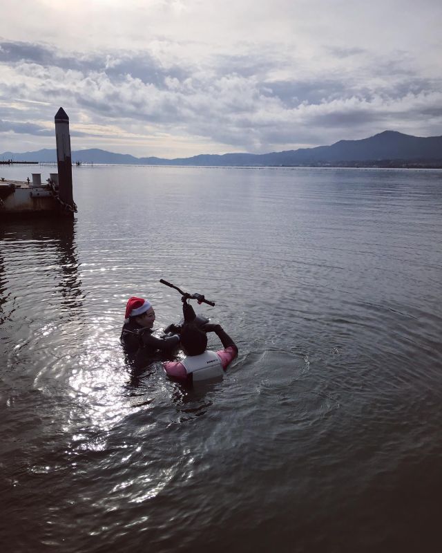 水の上を走れる自転車🚲

琵琶湖の湖上を走るなんで新鮮で楽しすぎますね〜

ハナサカサーフにて水上自転車を
体験出来ます🚲

お気軽にDMしてください📩

#水上じてんしゃ 
#無料体験 
#まーまー難しい