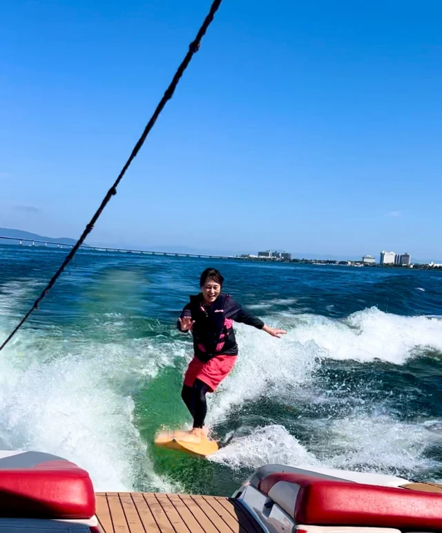 .

お天気◯、水面◯、船も少なく
goodコンディションな1日でした✨

イメトレをしてきてくださり
スタートから滑りめちゃくちゃ良かったです！
イメトレ効果抜群でした🙆‍♀️

今日は暑い1日でしたがそろそろ
ウェットスーツの準備もあると良いかと思います。

ハナサカサーフでは
・ボードレンタル
・ライフジャケットレンタル
・ウェットスーツ
のレンタルもあるのでお持ちでない方でも
まだまだサーフィン楽しんで頂けます☺️

今日も皆様のご利用ありがとうございました！
明日も良いコンディションでありますように😁☀️

#ヤンマーサンセットマリーナ
#wakesurfing
#Hanasakasurfclub
#ボートサーフィン
#KANUKboardcojapan
#ハナサカサーフ
#ウェイクサーフィン
#サーフィン
#琵琶湖
#マリンスポーツ
#surfing
#滋賀県
#守山市