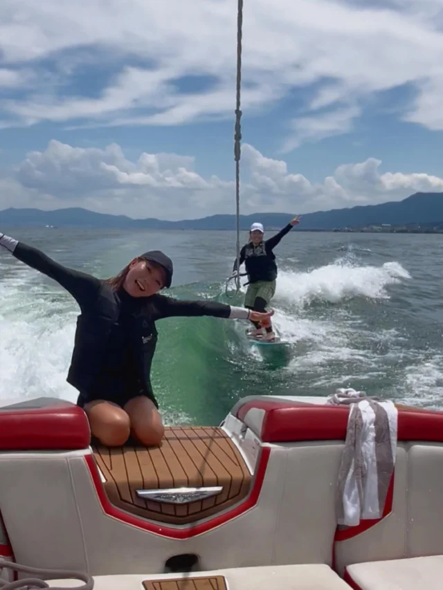 .

ハイシーズンに入り
琵琶湖のボートの数も人も増えてきました🚤

ハナサカにも毎日たくさんのお客様がきてくださって
楽しい夏を皆さん満喫中です🤩

ハナサカサーフではボードやライフジャケット
必要なものは全てレンタルしていただけます！
またトーイングボートは販売も行なっている
Nautique G25✖︎yanmar dieselです🚤

グーフィ,レギュラー,波のサイズ,長さ全て調整🉑で
初心者や経験者の全ての皆さんに楽しんでいただけるかと思います✨

ウェイクサーフィンの楽しさをより多くの皆様に体験してほしいです☺️
是非この夏ハナサカサーフにトライしにきてください
ご予約お待ちしております❤️‍🔥

#Nautique
#Nautiqueboat
#ヤンマーサンセットマリーナ
#wakesurfing
#Hanasakasurfclub
#ボートサーフィン
#KANUKboardcojapan
#ハナサカサーフ
#ウェイクサーフィン
#サーフィン
#琵琶湖
#海
#滋賀県
#守山市
#マリンスポーツ
#アクティブ
#滋賀観光